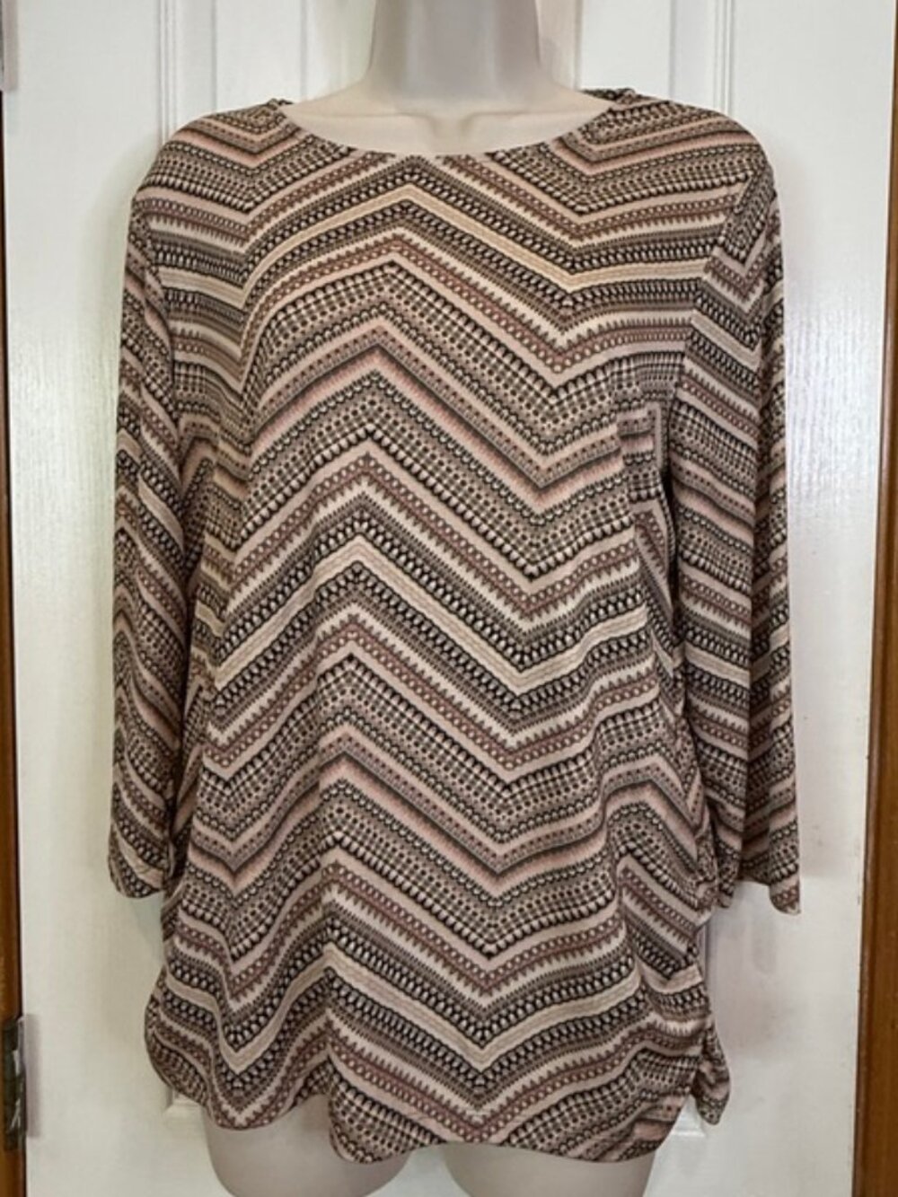 Travelers by Chico's Chevron Shimmer Rauched Raye Top, sz Med - NWT